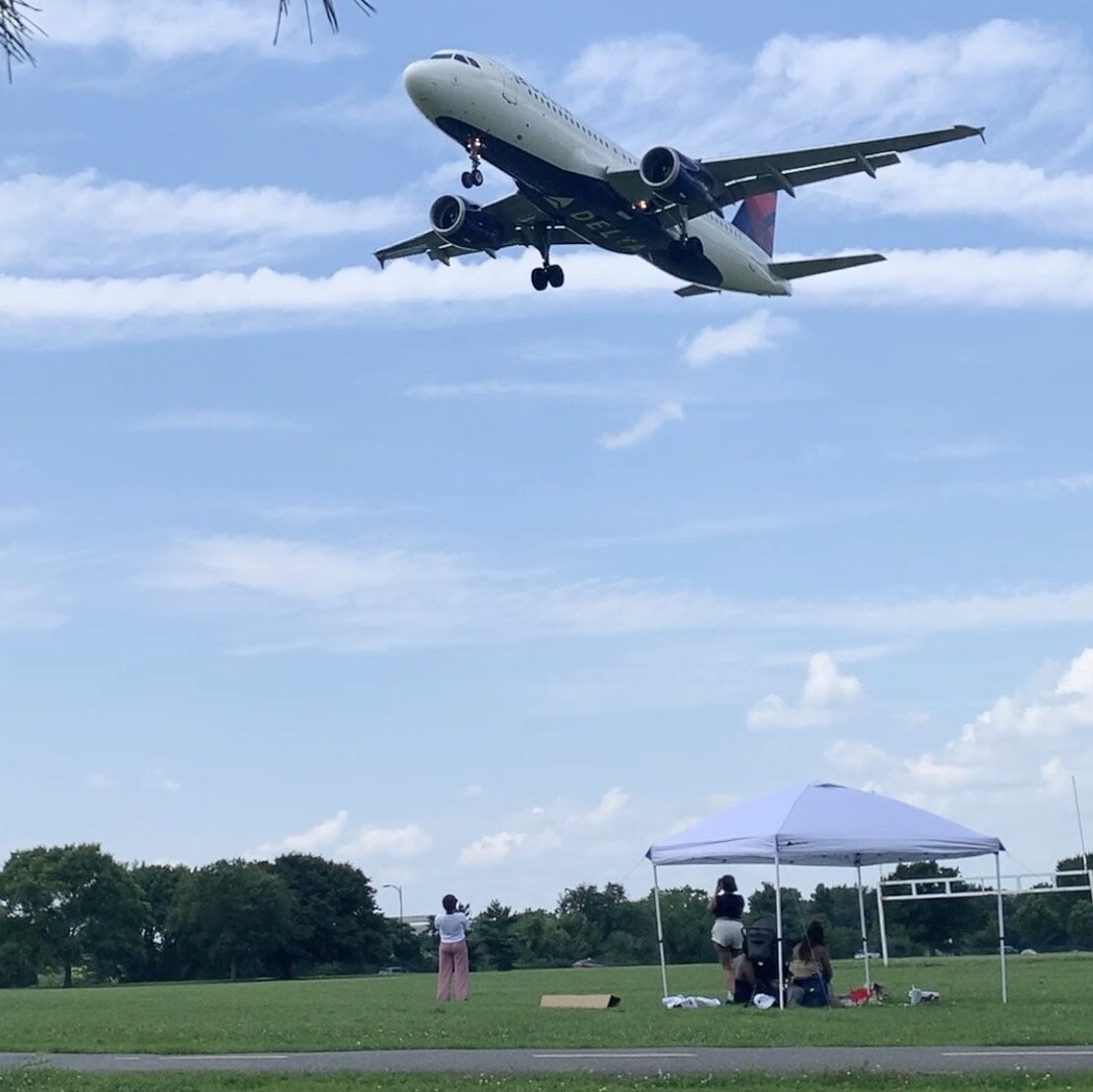 Gravelly Point Parkで真上を飛ぶ航空機