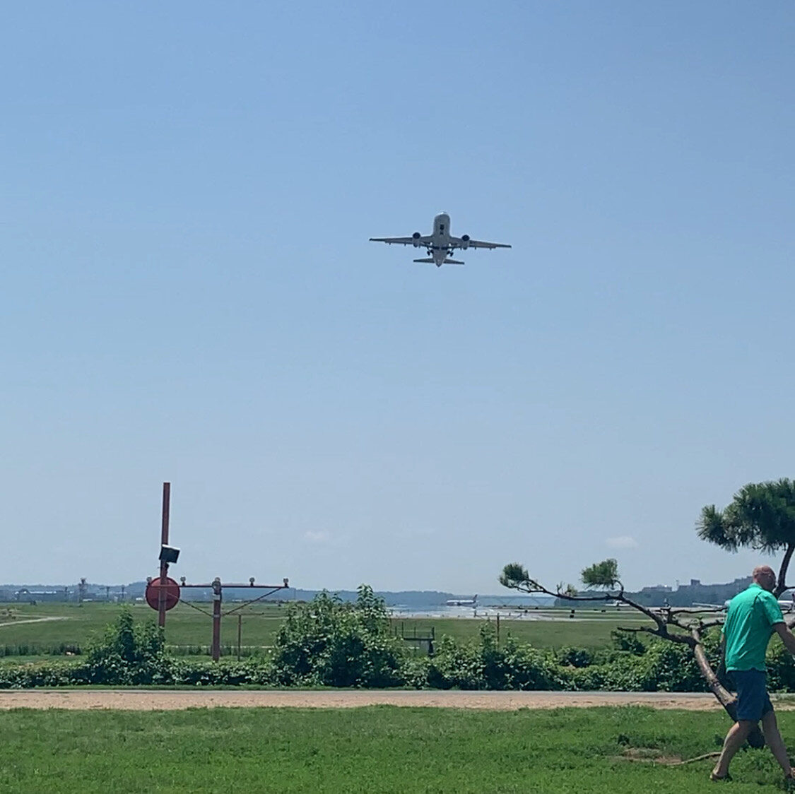 Gravelly Point Parkで真上を飛ぶ航空機