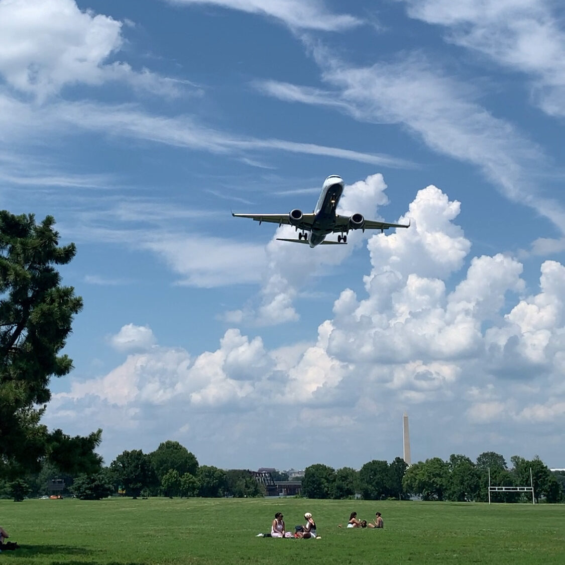 Gravelly Point Parkで真上を飛ぶ航空機