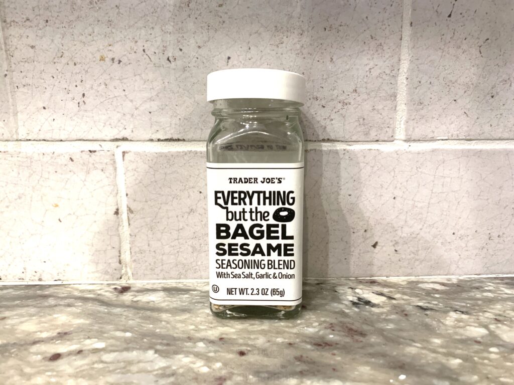 トレダ―ジョーズ Everything But The Bagel Sesame Seasoning Blend
