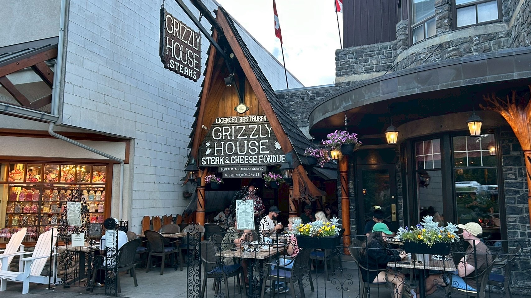 バンフ人気レストランGrizzly House