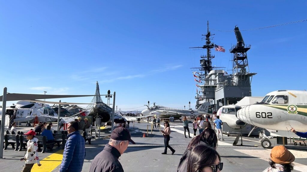 空母ミッドウェーのフライトデッキ