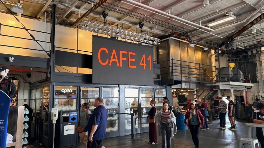 空母ミッドウェーのカフェ