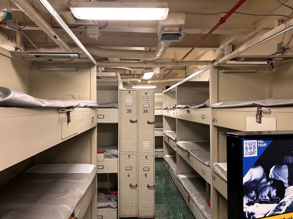 空母ミッドウェーの居住スペース