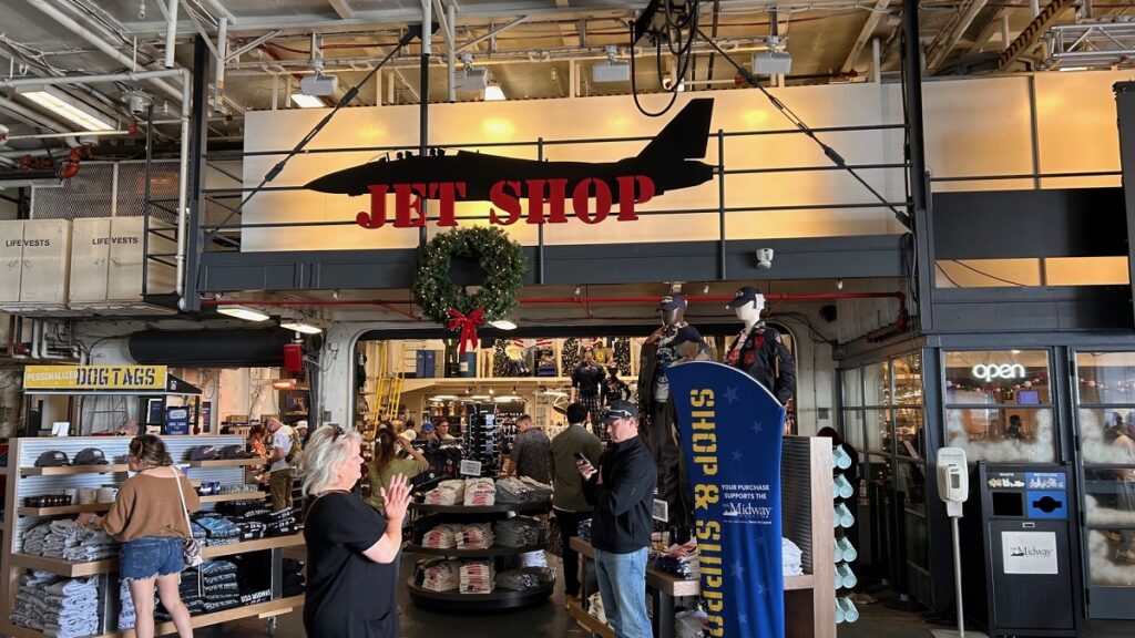 空母ミッドウェーのお土産ショップ